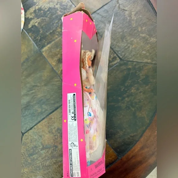Mattel 1996 Vintage Birthday Barbie Doll 15998 - New With Damaged Box - Picture 3 of 3